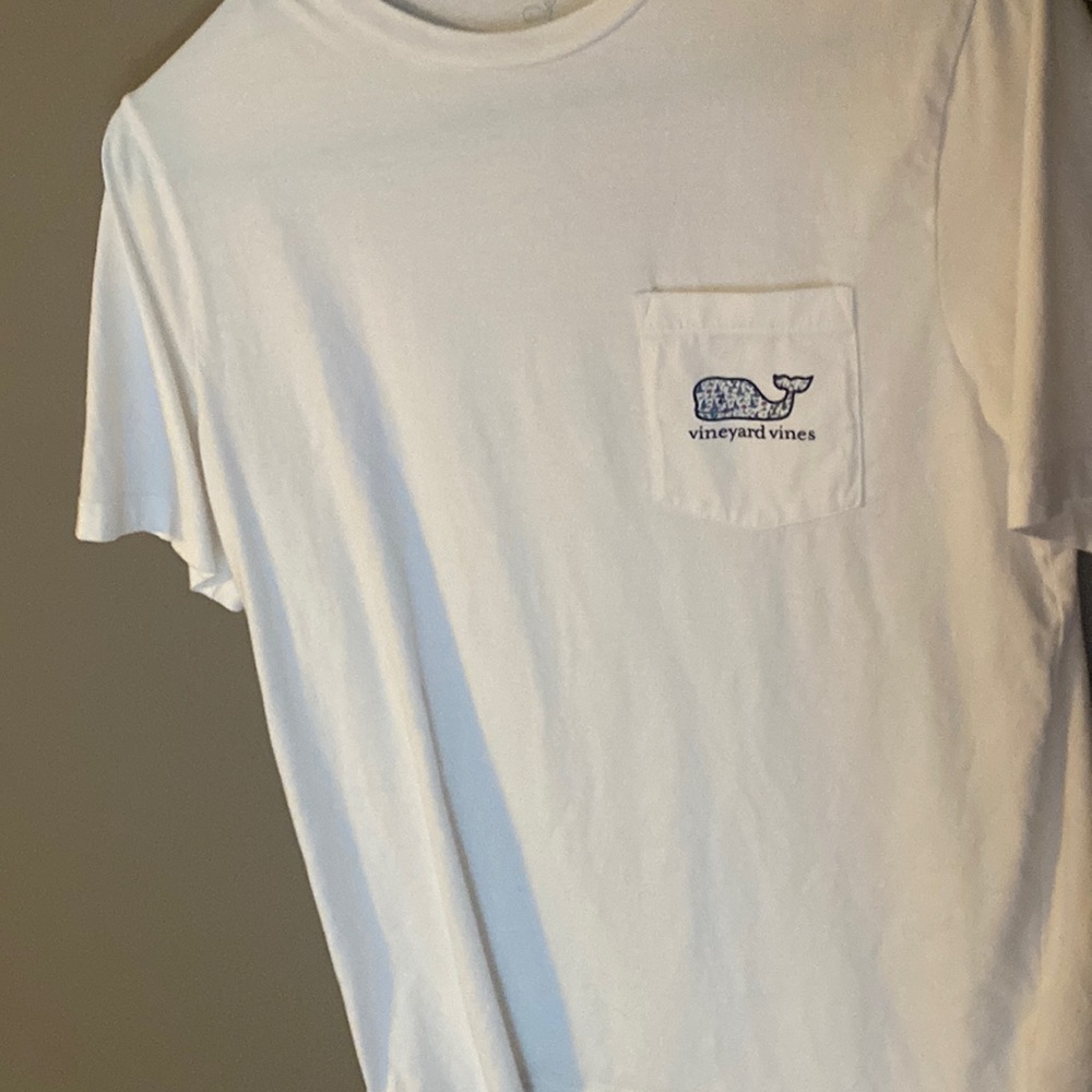 white vinyard vines tee